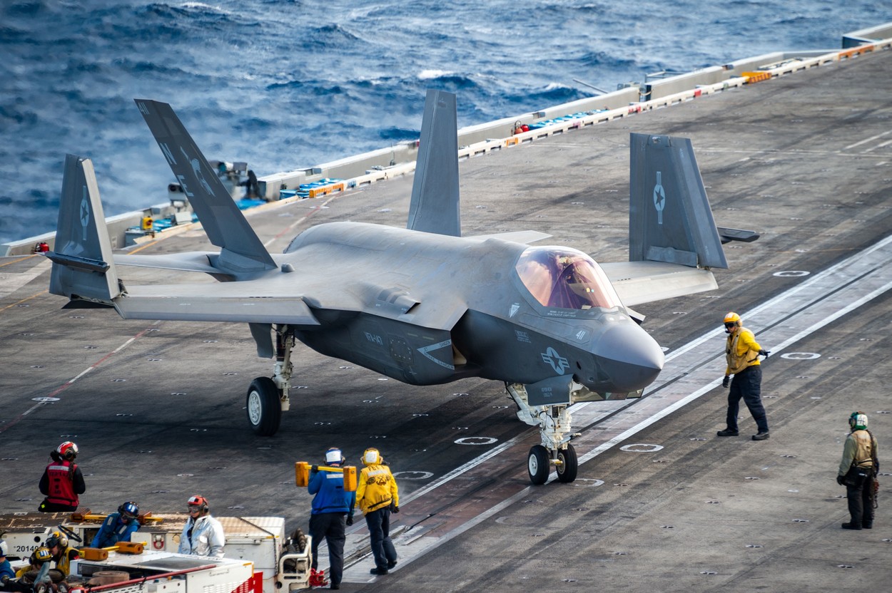 Marina SUA a scos de la aproape 4.000 de metri adâncime avionul F-35 prăbușit în Marea Chinei de Sud