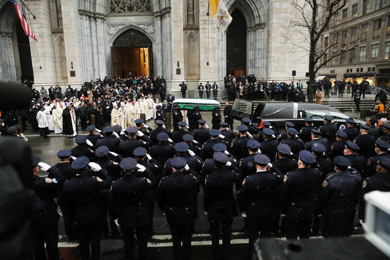 Imagini impresionante. Mii de polițiști din SUA au participat la serviciul funerar al unui coleg de 22 de ani, ucis în Harlem