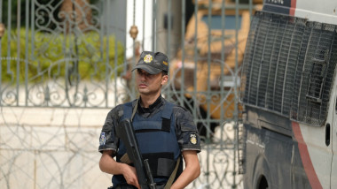 Polițist tunisian cu o mitralieră.
