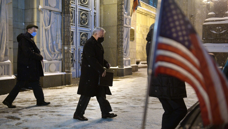 ambasadorul john sullivan iese din cladirea mae rus