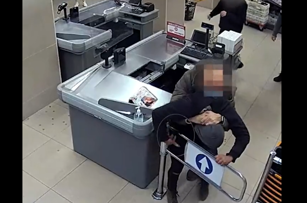 Imagini virale. Un polițist aflat în afara serviciului a oprit un jaf armat la un supermarket în plină zi, în Barcelona