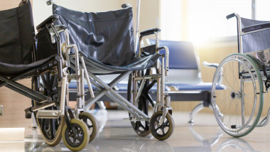 scaune cu rotile goale intr-un hol de spital