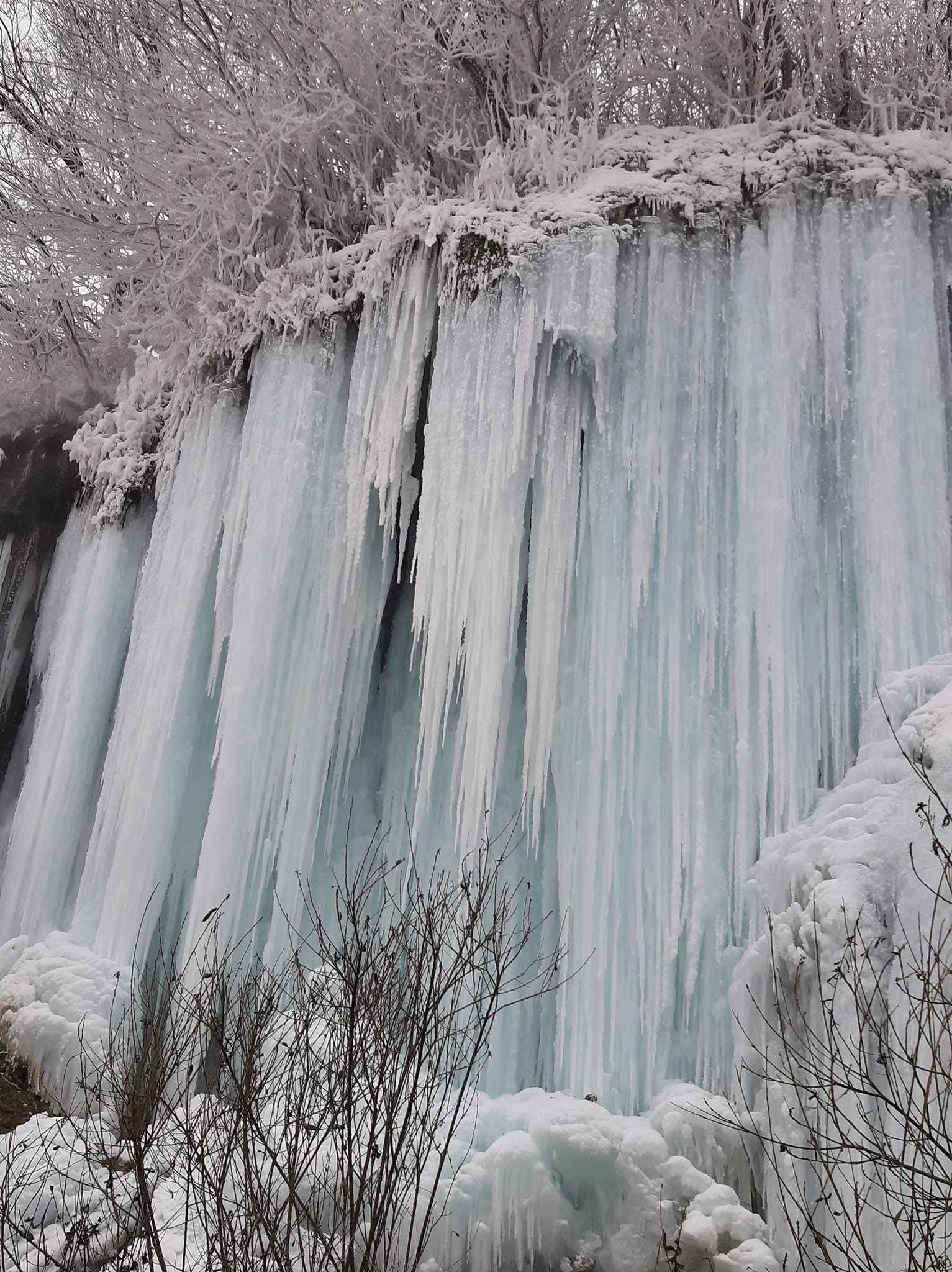 Cascada cu apă termală de la Toplița a înghețat. Imaginile rare și spectaculoase au ajuns în presa internațională
