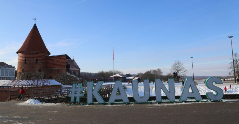 23 January 2022, Lithuania, Kaunas: The words "Kaunas" are written in large letters in front of the castle. Lithuania's second-largest city has set its sights high as European Capital of Culture 2022. At the start, a lot of culture, history and self-confi