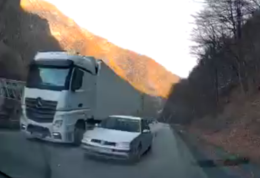 VIDEO. Depășire periculoasă pe Valea Oltului. Doar atenția unui șofer a făcut ca evenimentul să nu se încheie tragic