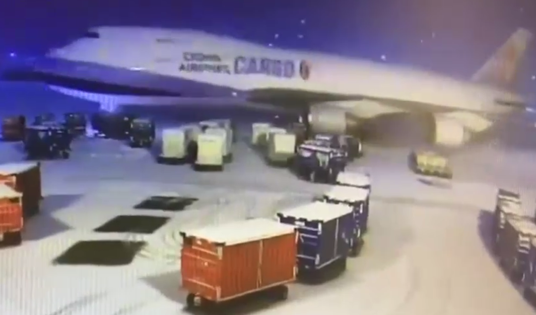 VIDEO. Un avion cargo din China a făcut ravagii pe aeroportul din Chicago, în zona containerelor de marfă