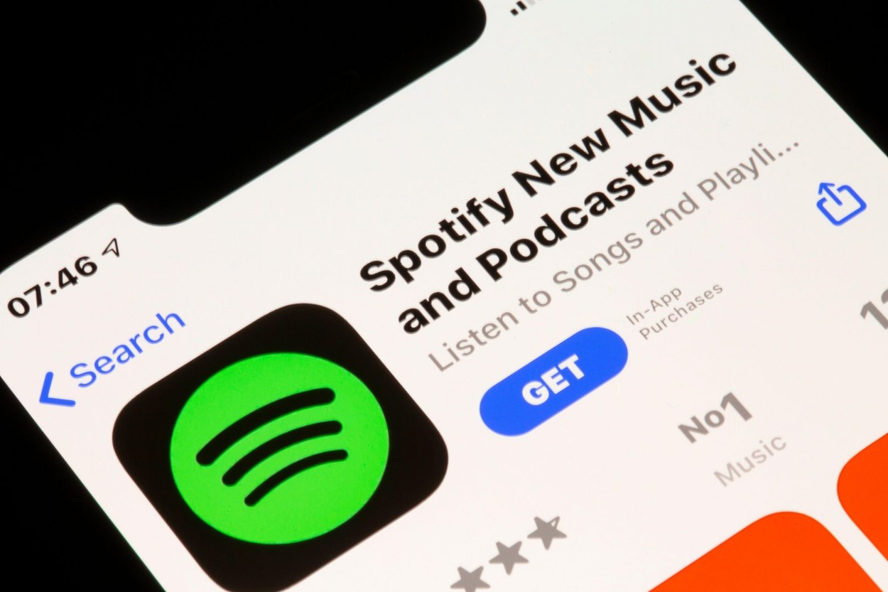 După Neil Young, și Joni Mitchell îşi retrage muzica de pe Spotify. James Blunt reacționează și el