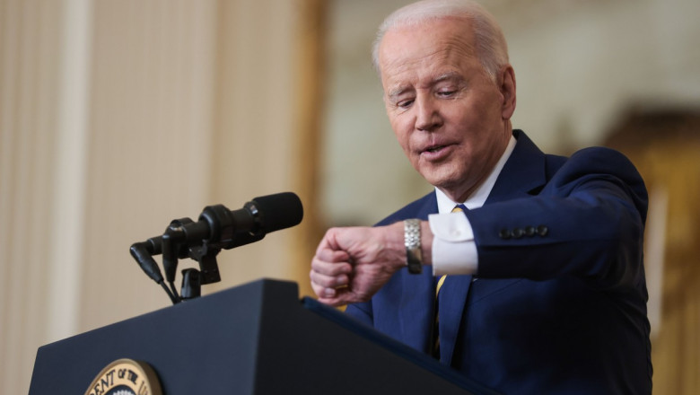 Joe Biden se uită la ceas