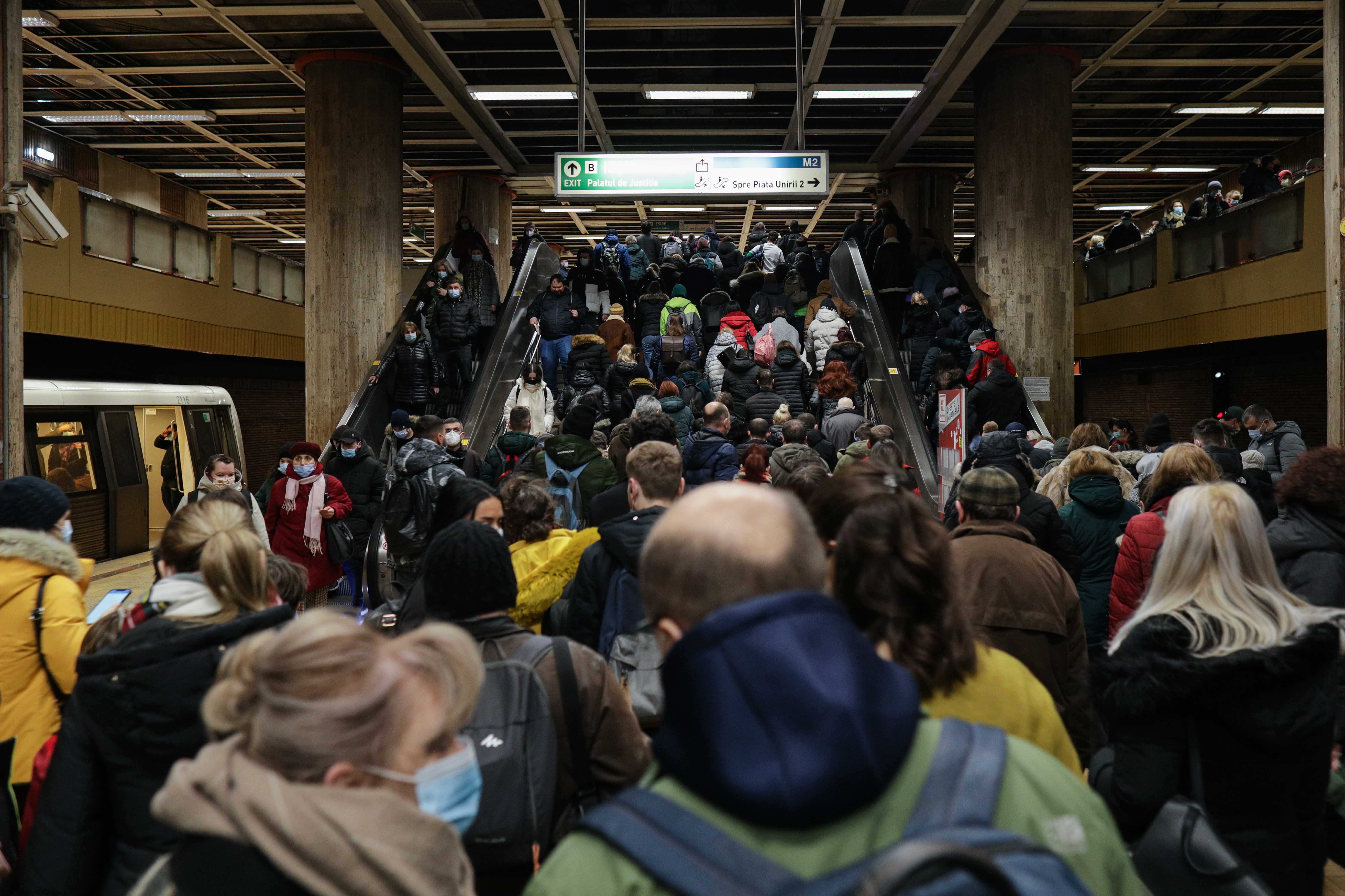 Surprinși de greva STB, bucureștenii s-au înghesuit la metrou. Metrorex: Sunt în circulație toate trenurile disponibile