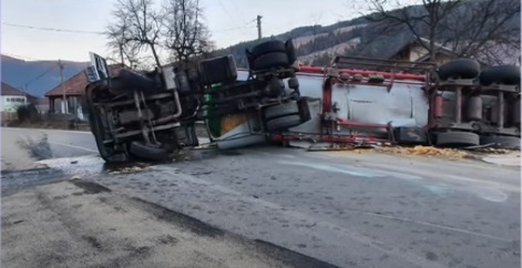 O cisternă cu materiale inflamabile s-a răsturnat în Neamț. Oamenii din casele aflate în zona accidentului au fost evacuați