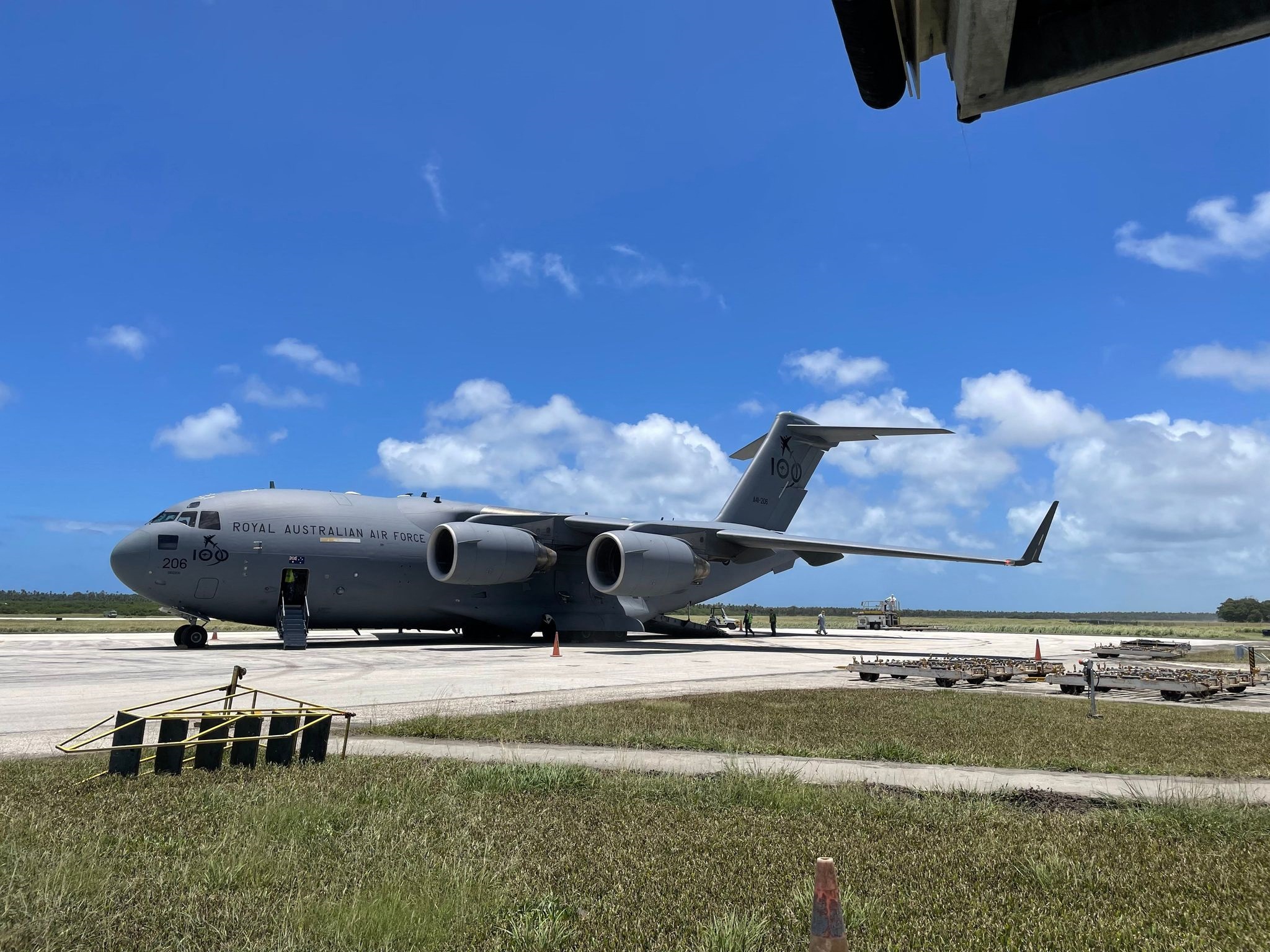 Primele avioane cu ajutoare de urgență au ajuns în Tonga. Aeroportul a fost redeschis