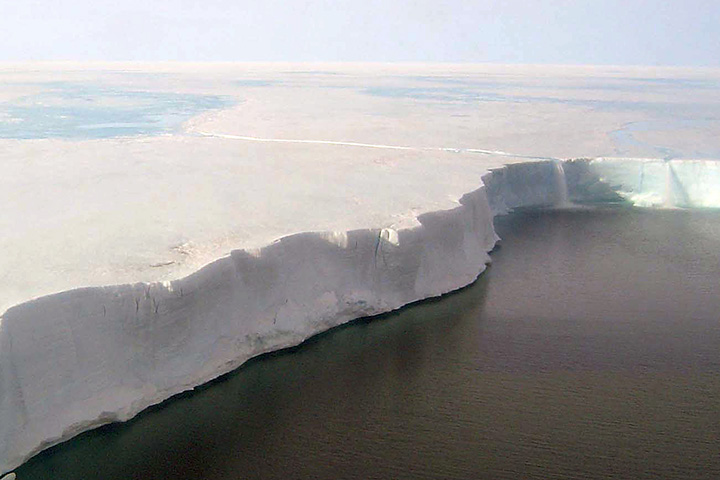 „Megaberg”, aisbergul uriaș desprins de Antarctica și topit complet în călătoria spre Sud. A eliberat și 1,5 miliarde de tone apă/ zi