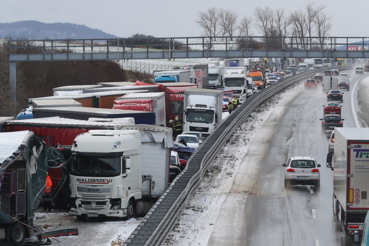 Carambol uriaș, cu peste 40 de mașini, pe o autostradă din Cehia