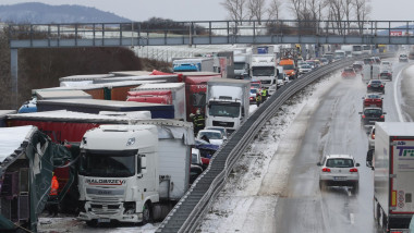 Carambol cu peste 40 de mașini pe o autostradă din Cehia