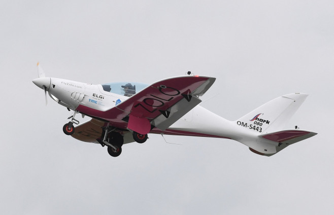 O adolescentă de 19 ani a doborât recordul pentru cea mai tânără femeie aviatoare care zboară singură în jurul lumii