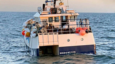 ambarcatiunea de pescuit crabi Galwad-Y-Mor pe mare