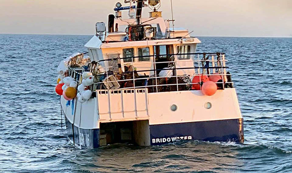 Mai mulţi pescari, „norocoşi să supravieţuiască” după ce o bombă din Al Doilea Război Mondial a explodat sub barca lor
