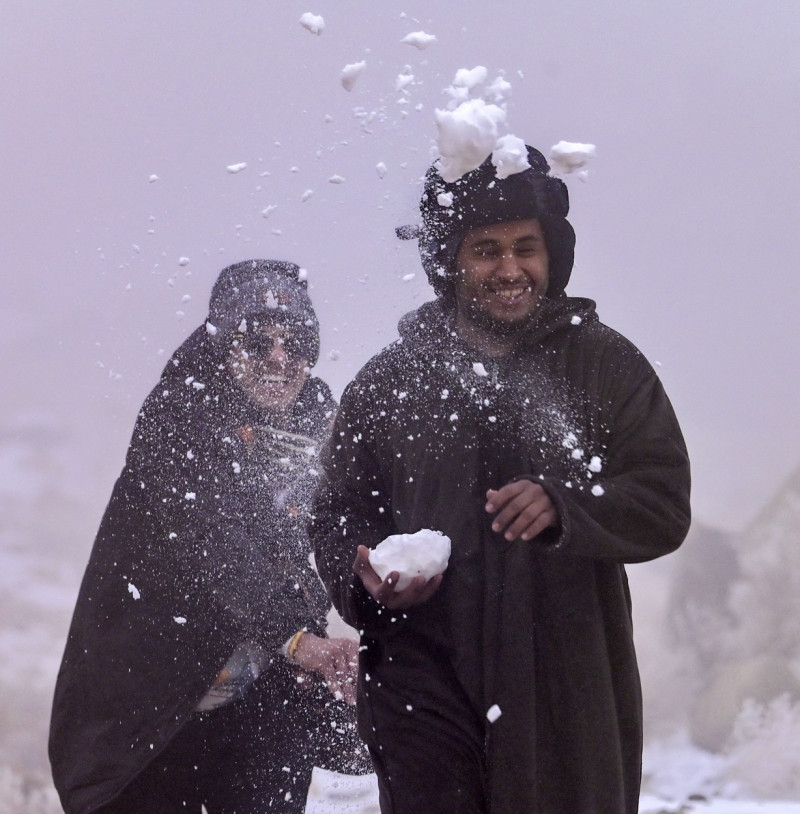 Localnicii se bucură de zăpada căzută în Arabia Saudită.