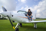O adolescentă de 19 ani a doborât recordul pentru cea mai tânără femeie aviatoare care zboară singură în jurul lumii