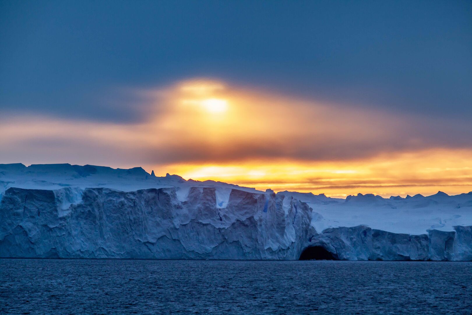 Îngrijorare după descoperirea unui canion adânc de câțiva kilometri sub un ghețar din Antarctica: "Asta nu e de bun augur"