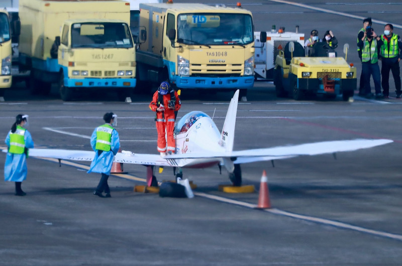 O adolescentă de 19 ani a doborât recordul pentru cea mai tânără femeie aviatoare care zboară singură în jurul lumii