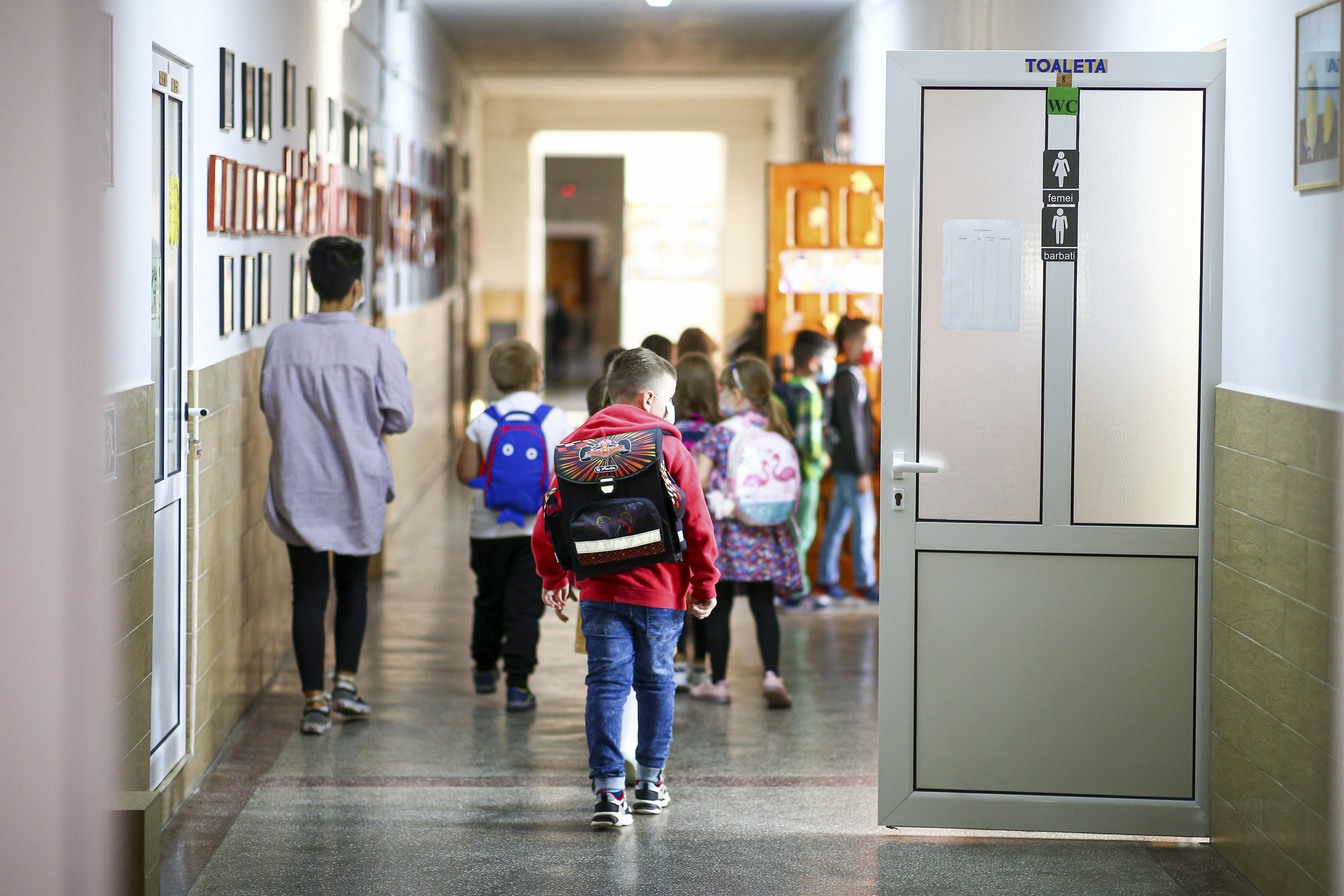 Primul liceu din București care se întoarce la cursurile online după ce 41 de elevi și 11 profesori s-au infectat cu COVID-19