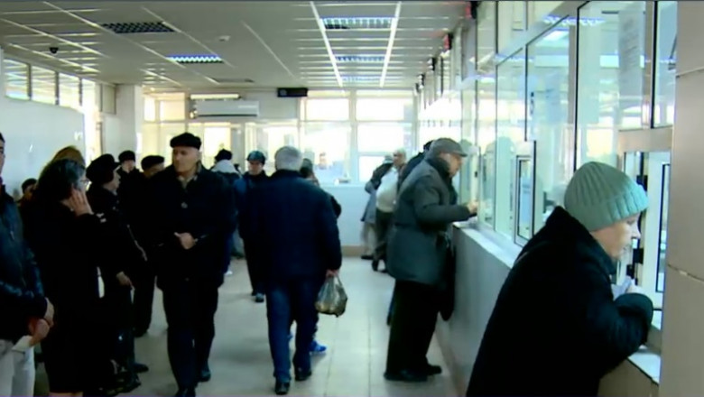 Românii pierd zile întregi la cozile de la ghișee. 8 din 10 persoane nu-și rezolvă problemele din prima și sunt nevoite să revină