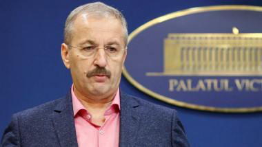 Vasile Dîncu face declarații la Palatul Victoria.