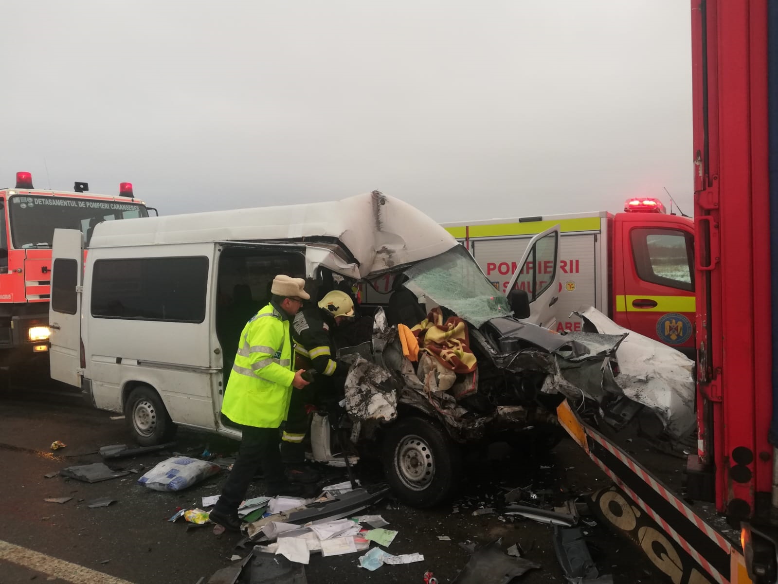 Un mort și mai mulți răniți, după ce un microbuz s-a ciocnit cu un TIR, în Caransebeș