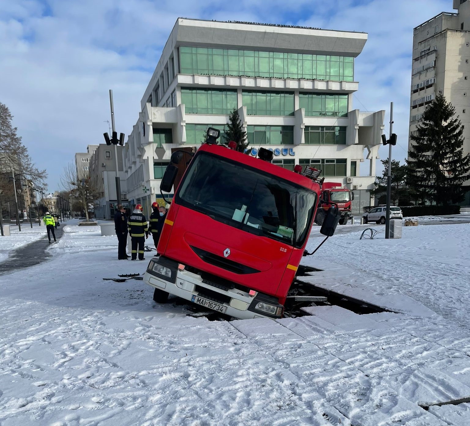 Noua fântână arteziană din Satu Mare, distrusă de două autoutilitare MAI care au trecut peste ea