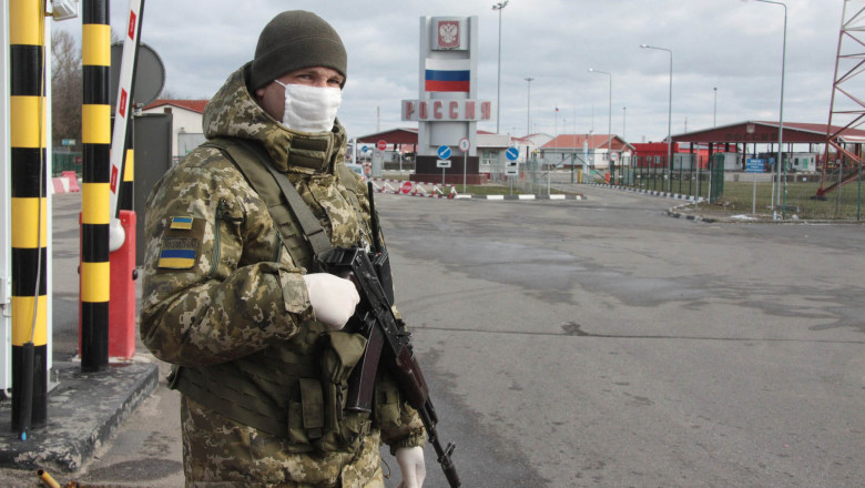soldat ucrainean cumasca si arma la frontiera dintre ucraina si rusia, in regiunea harkov