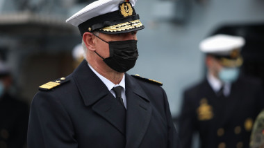 Kay-Achim Schönbach in uniformă de viceamiral si cu masca