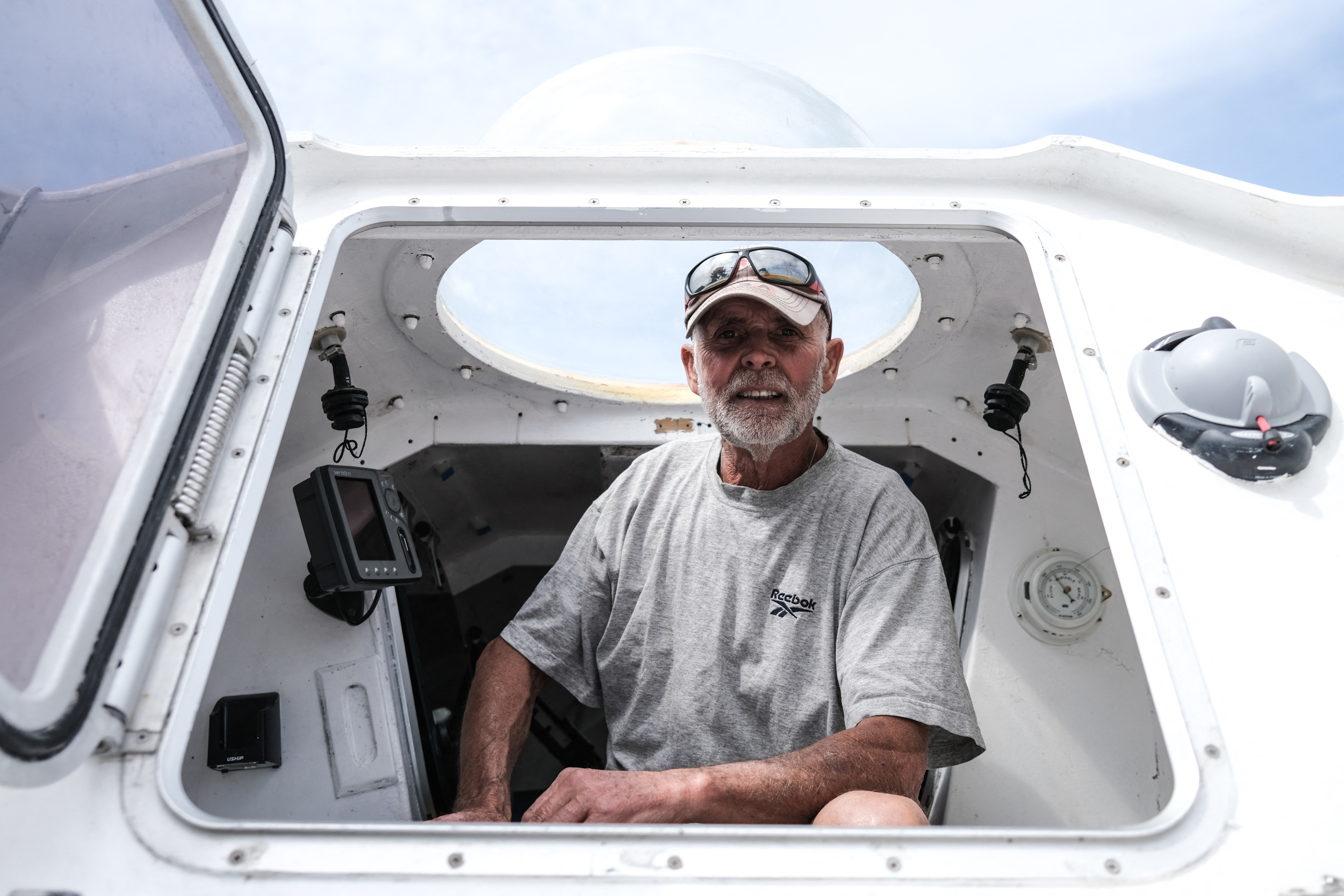 Un aventurier francez în vârstă de 75 de ani a murit după ce a încercat să traverseze Oceanul Atlantic într-o barcă cu vâsle