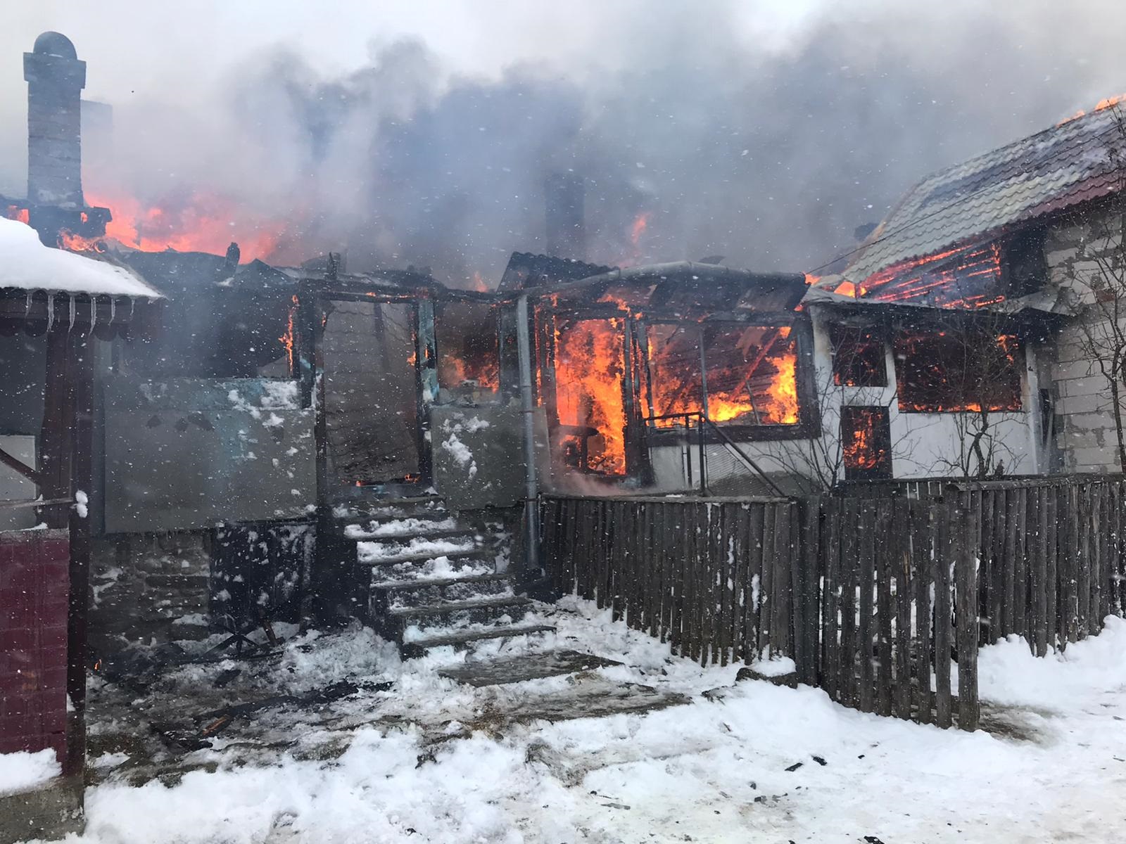 Incendiu de proporții în Covasna: Cinci case au ars complet, iar alte trei au rămas fără acoperiş. 19 persoane au fost evacuate