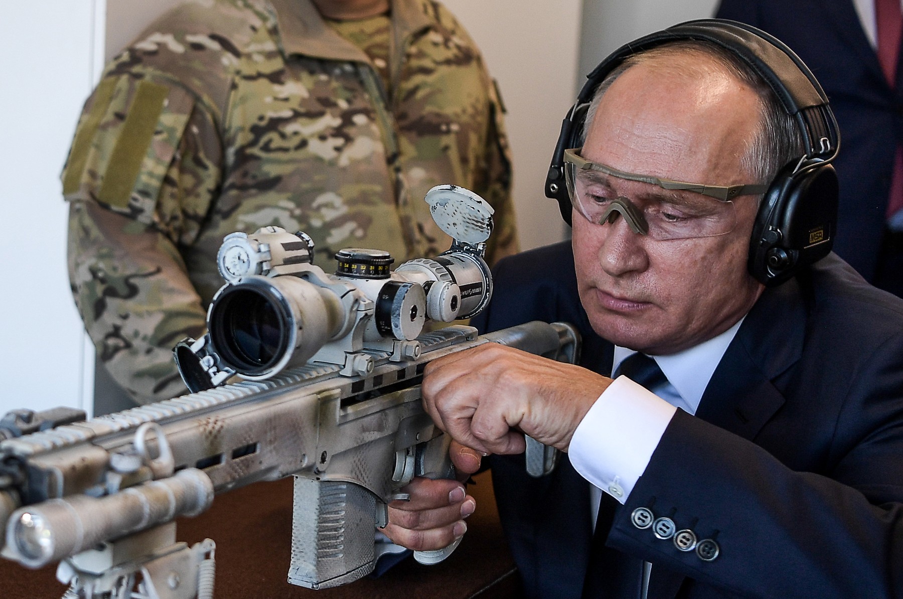 Putin a schimbat legea astfel încât să poată trimite armata în țările în care sunt arestați ruși