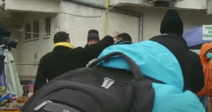 VIDEO. George Simion și cameramanul său, agresivi cu două persoane întâlnite într-o piață din Botoșani