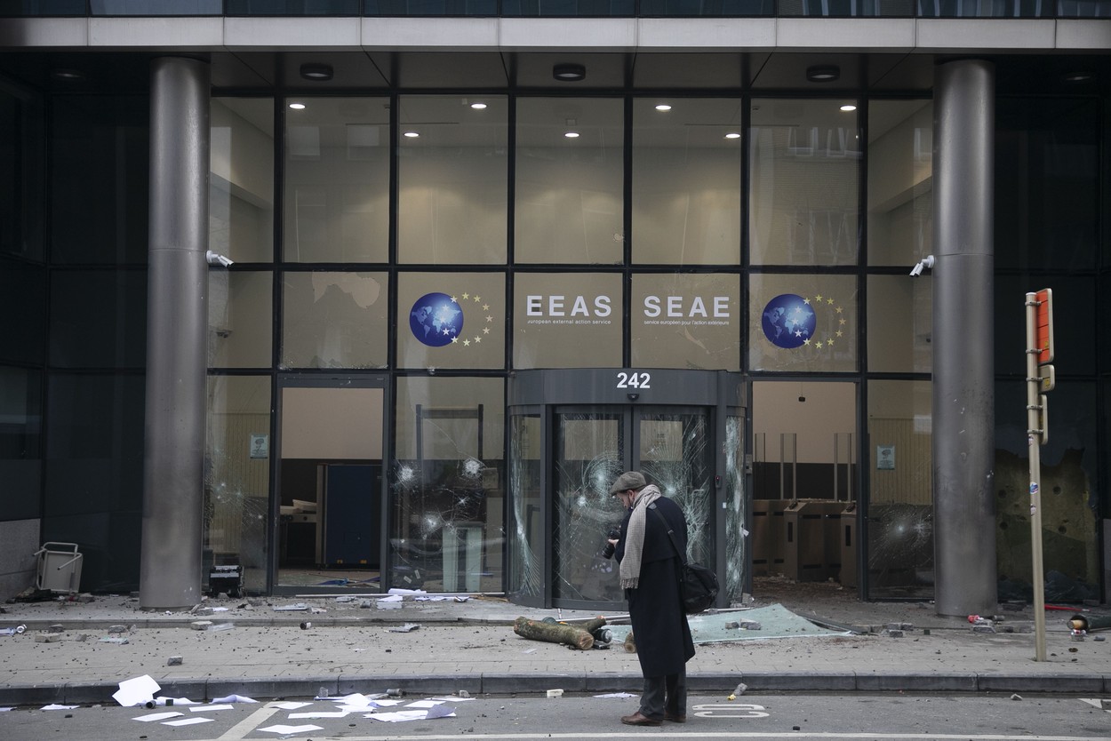 Proteste violente la Bruxelles, în apropierea instituțiilor europene. Mai multe clădiri au fost vandalizate, poliția a ripostat