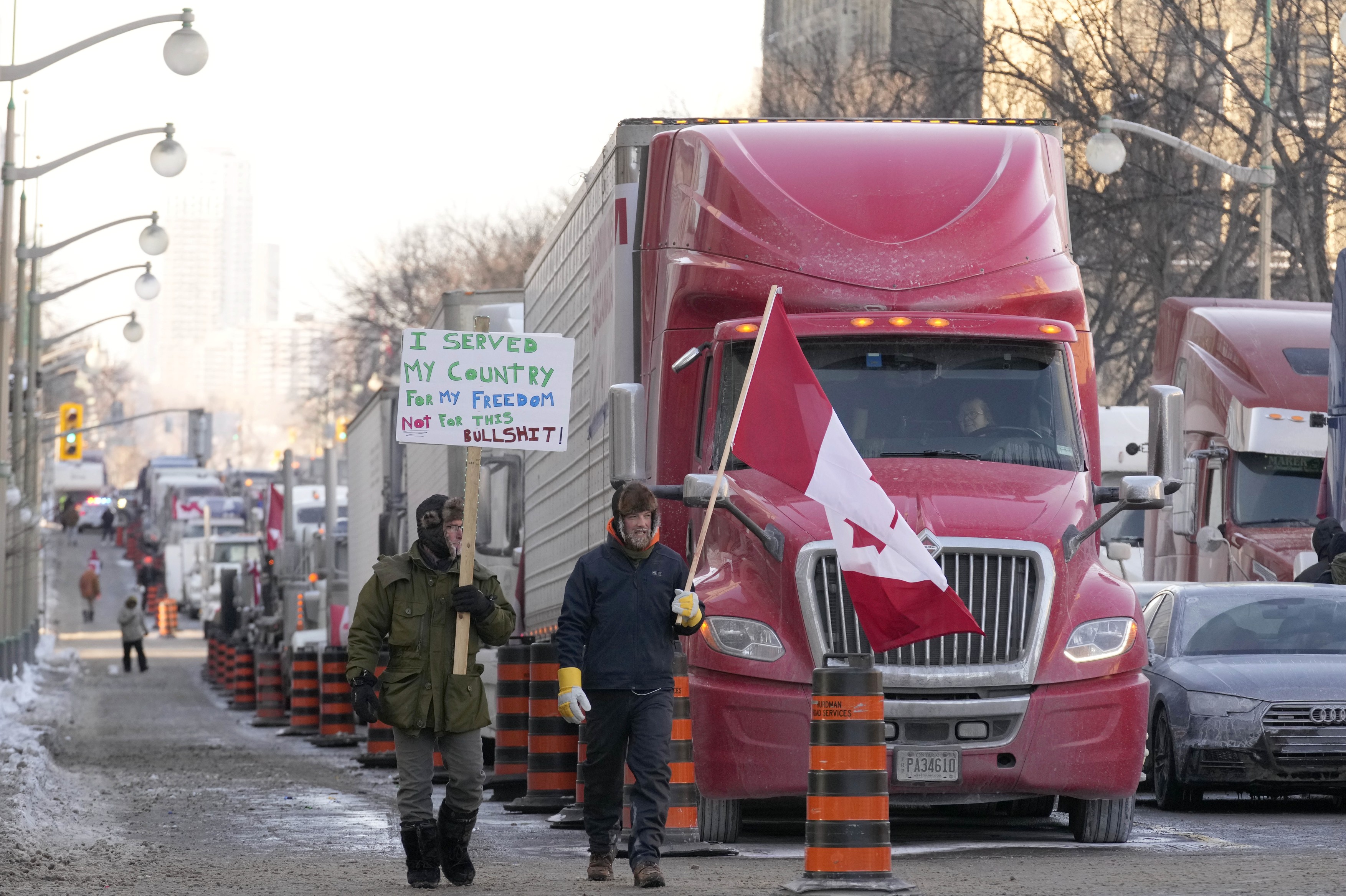 "Convoiul libertăţii" a blocat Ottawa. De ce protestează șoferii de camion din Canada