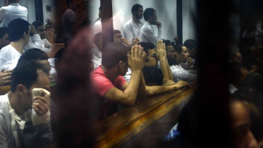 Bărbați într-o sală de judecată din Egipt.