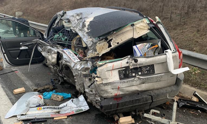 FOTO. Mașină oprită pe autostradă pentru că unui pasager îi era rău, izbită de un TIR. Trei persoane au fost rănite