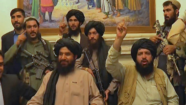 Talibani care se bucură într-o încăpere