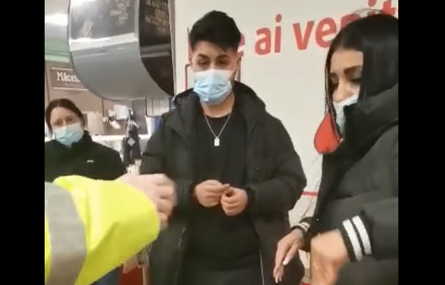 VIDEO. Doi tineri din București, prinși la furat într-un supermarket din Dâmbovița