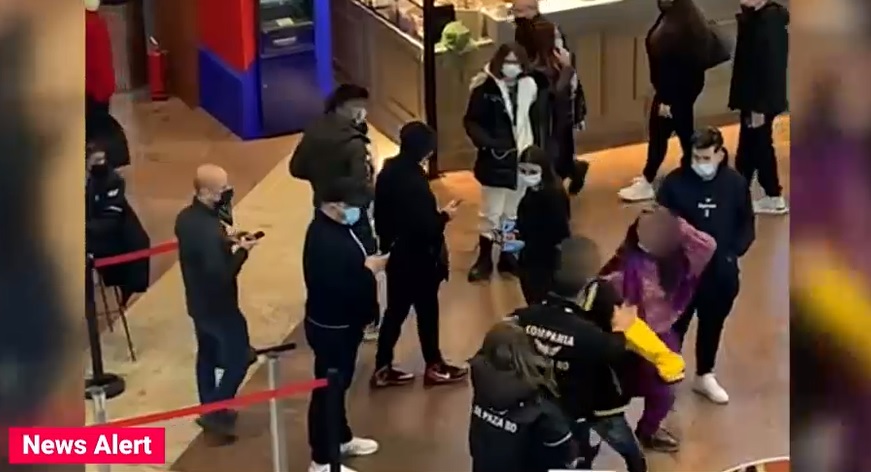 Scandal la un mall din Capitală. Agenții de pază, bruscați de niște adolescenți care nu au vrut să-și pună mască