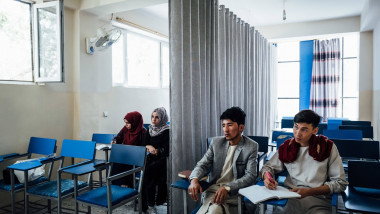 O draperie îi desparte pe studenți de studente într-o universitate din Afganistan.