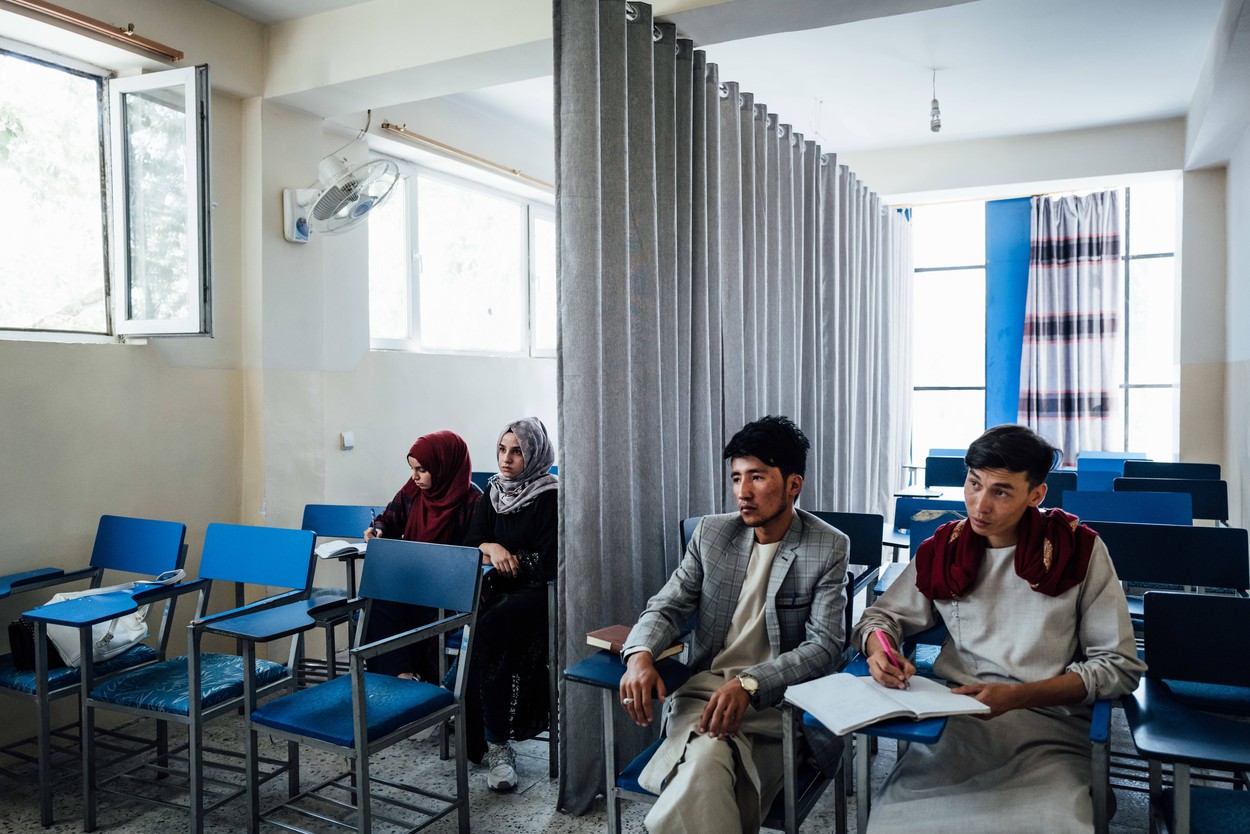 Talibanii redeschid universităţile din Afganistan, dar nu spun dacă studentele vor putea reveni la cursuri