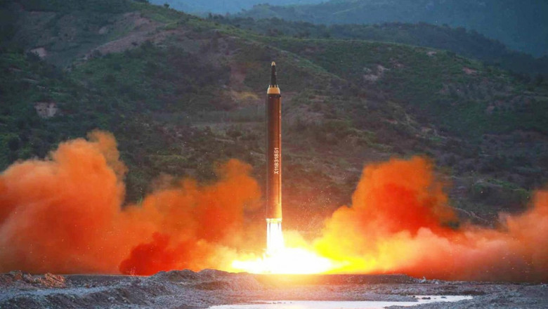 Coreea de Nord a publicat fotografii despre care spune că au fost făcute în timpul testării celei mai puternice rachete din ultimii 5 ani.