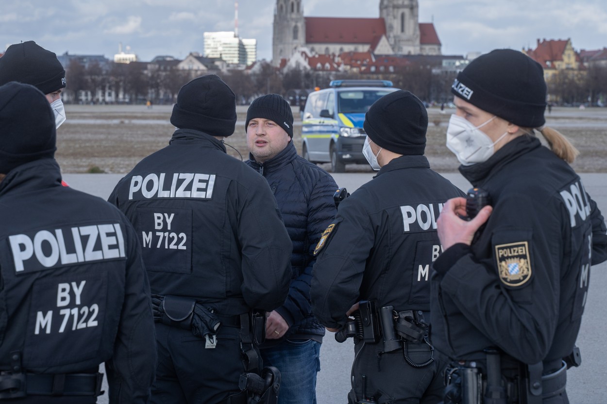 Doi polițiști au fost ucişi în Germania în timpul unui control în trafic. Atacatorii au reușit să fugă