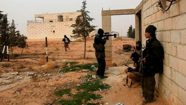 Militanți ISIS luptă în Siria