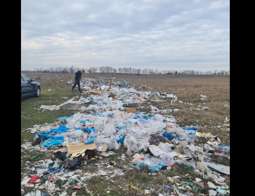 Imagini dezolante în Dolj. Tone de plastic și cartoane au fost împrăștiate de vânt pe câmpuri