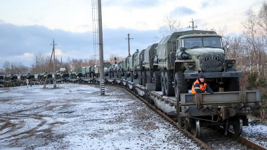 Tren cu vehicule militare rusești